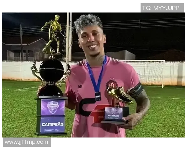 足球明星因掉头发而尴尬现身视频曝光引发球迷热议